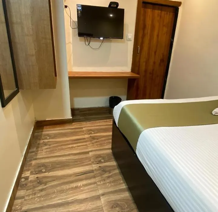 Deluxe Inn - Near Kokilaben Dhirubhai Ambani Hospital-1