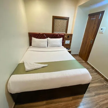 Deluxe Inn - Near Kokilaben Dhirubhai Ambani Hospital-2